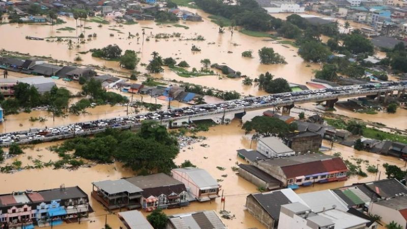 Югоизточна Азия се бори с тежки наводнения - десетки загинали в Тайланд и Индонезия